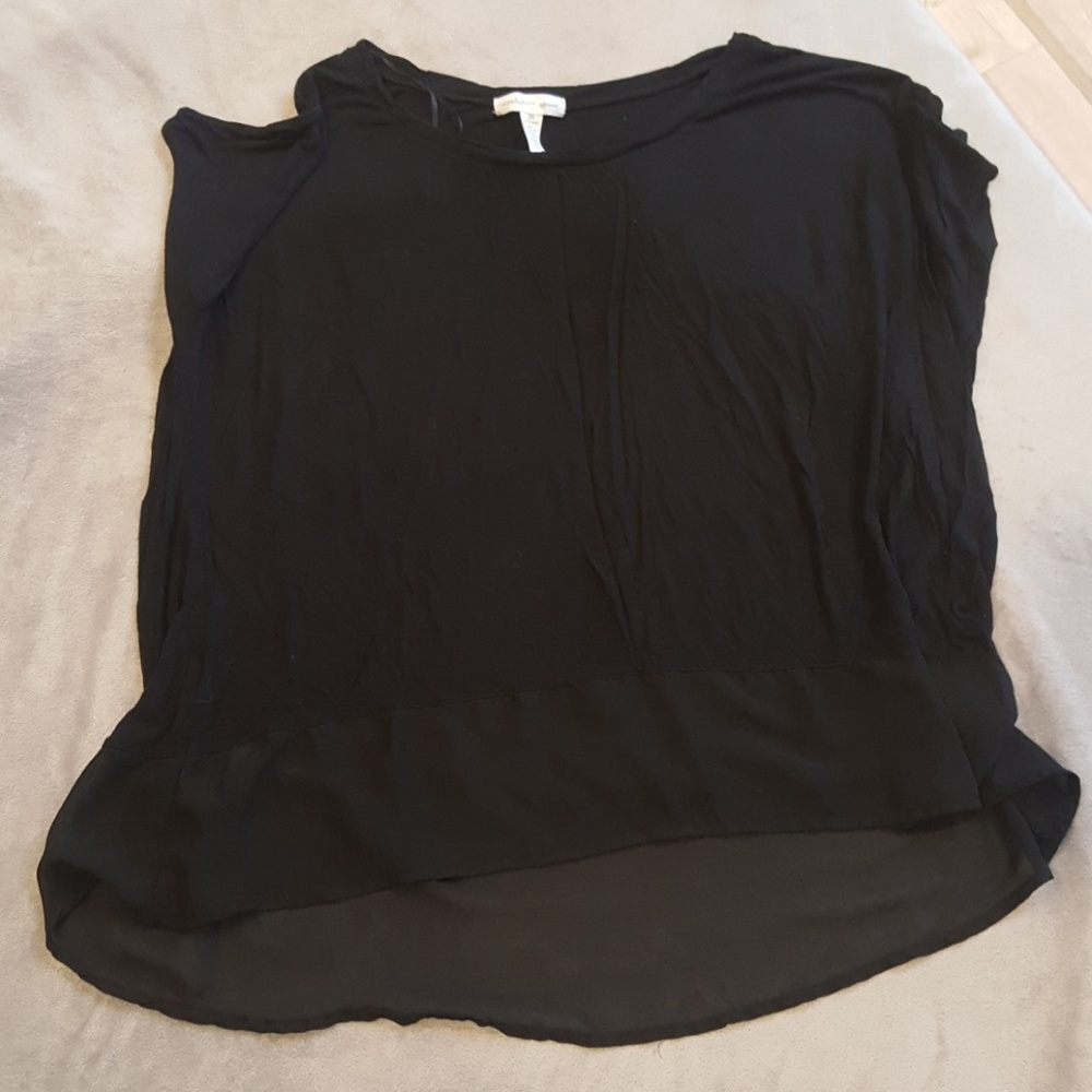 Loose fitting blouse with see-through bottom